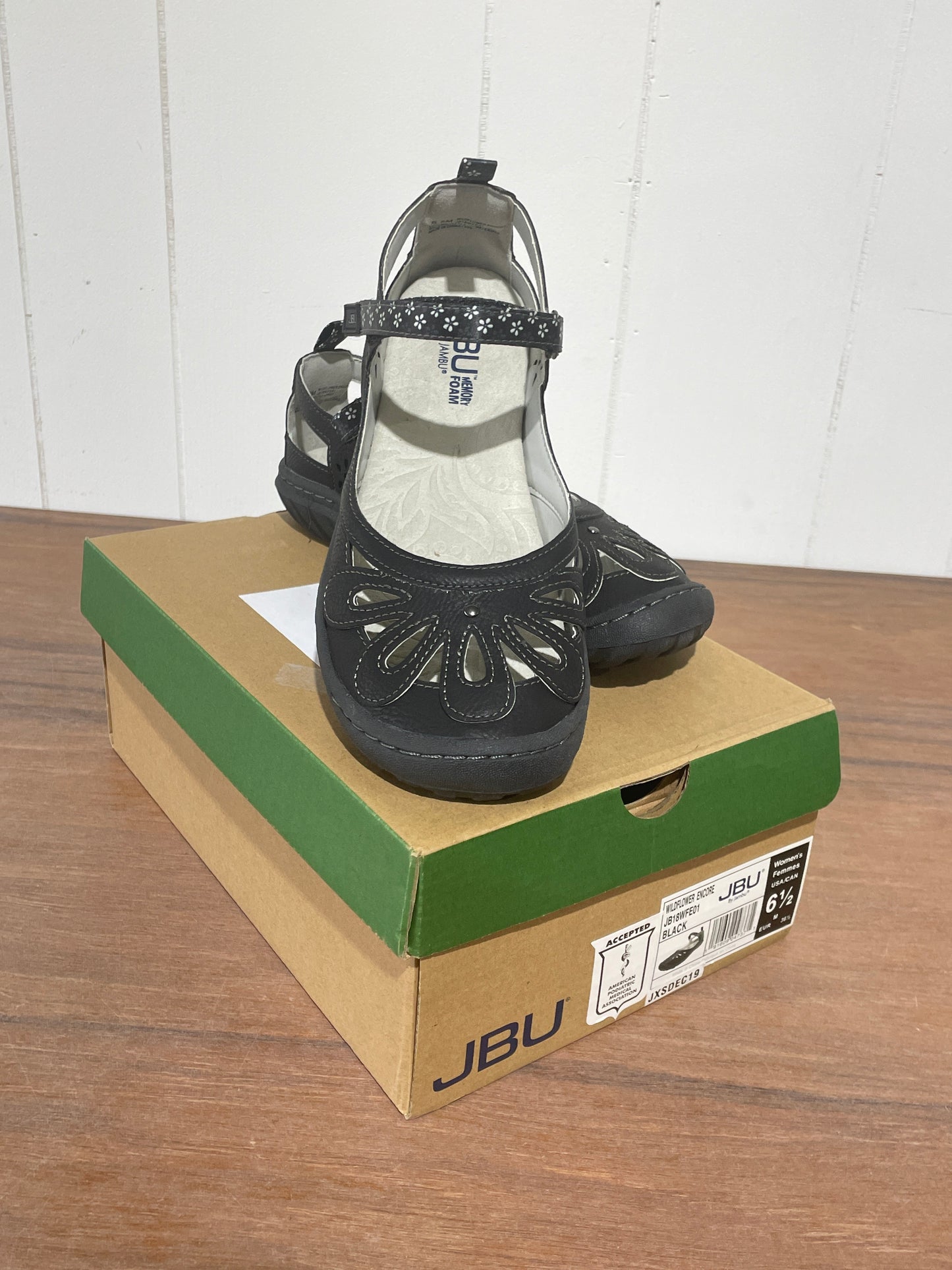 JBU Women’s Black Memory Foam Wildflower Sandals size 6.5